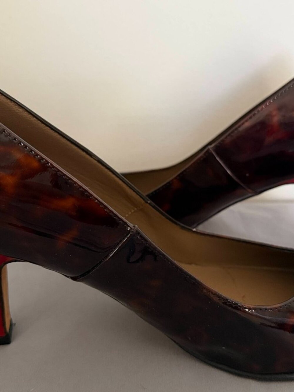Anyi Luu Emily red-brown patent leather pumps with low red heels, size 7-7,5